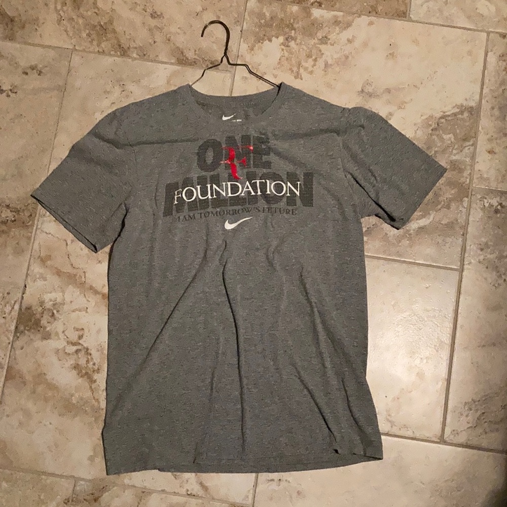 Men’s Roger Federer Foundation Graphic Tee Medium
